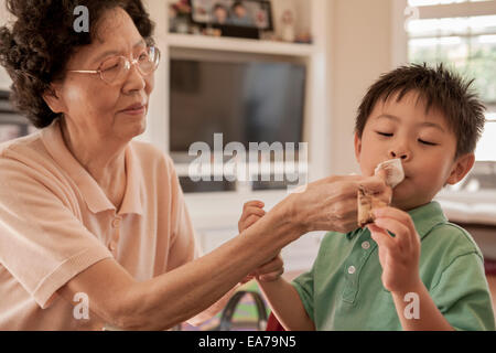 Grand-mère avec son petit-fils (4-5) dans la salle à manger Banque D'Images