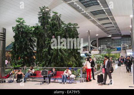 Intérieur de l'aérogare à l'Aéroport International de Dubaï, l'aéroport de Dubaï, Émirats arabes unis, U.A.E., au Moyen-Orient. Banque D'Images