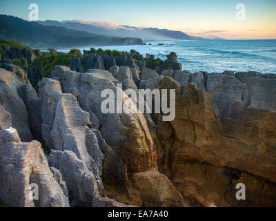 Pancake Rocks à Punakaiki vu de l'affût, West Coast, South Island, New Zealand Banque D'Images