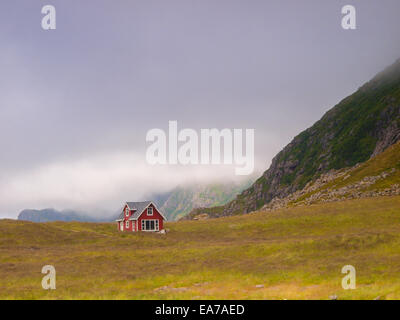 La maison solitaire sur la montagne en Norvège Banque D'Images