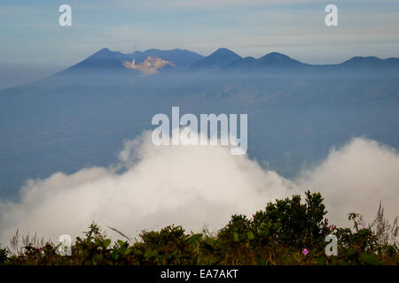 Le cratère du Mont Papandayan vu de la montagne de Guntur's Peak. Banque D'Images