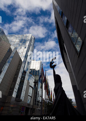 "L'Europe" statue de femme tenant le symbole de l'Euro à côté de l'Union Européenne Parlement Européen à Bruxelles, Belgique, Europe Banque D'Images