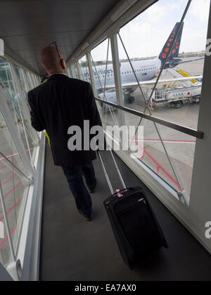 Passager à bord d'un valise Brussels Airlines avion Airbus A319-112 Banque D'Images