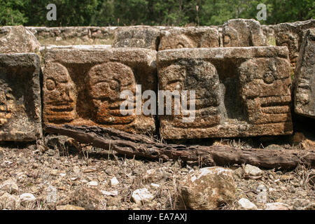 Sculptures en pierre du crâne au Chichen Itza ruines, Riviera Maya, péninsule du Yucatan, Mexique Banque D'Images