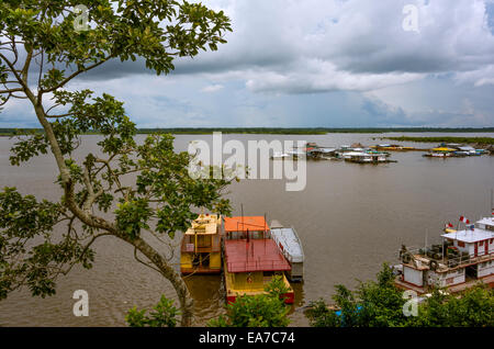 'Mercado Port de los Productores' sur l'Itaya, à l'embouchure de rejoindre le fleuve Amazone, Iquitos, Pérou Banque D'Images