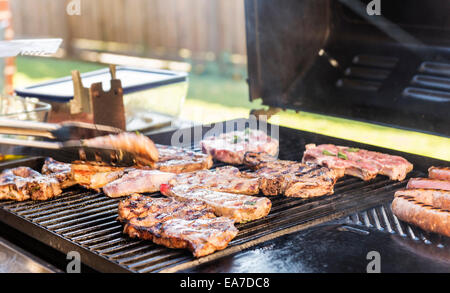 L'agneau grillées sur le BBQ au barbecue australien un dîner en plein air Banque D'Images