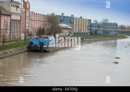 Le bateau sur la rivière Bega. Un cargo en descendant la rivière Bega après le déchargement de gravier. L'équipage du navire est ancré pour un allumé Banque D'Images