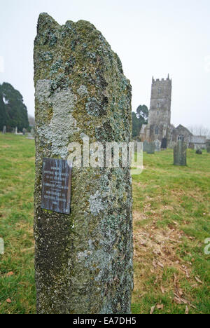 Eglise de Saint Sampson et inscrits en pierre dans la région de South Hill un quartier très calme et petite paroisse rurale à 4 miles au nord ouest de Ecole-valentin dans Banque D'Images