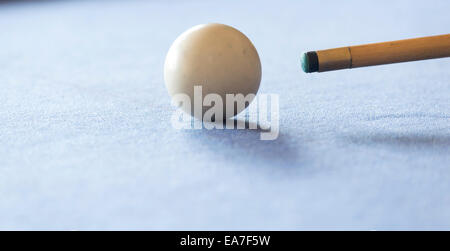 De billard et la boule blanche dans les eaux peu profondes se concentrer sur une table de billard Banque D'Images