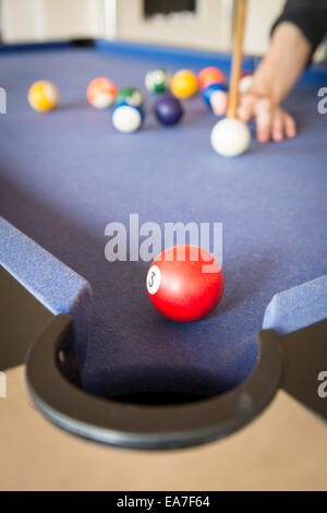 Jouer au billard sur une table de billard avec des boules de billard Banque D'Images