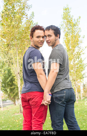 Loving couple gay dans outsite Banque D'Images