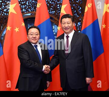 Beijing, Chine. Nov 8, 2014. Le président chinois Xi Jinping (R), serre la main avec le Président mongol Tsakhiagiin Elbegdorj à Beijing, capitale de Chine, le 8 novembre 2014. Credit : Rao Aimin/Xinhua/Alamy Live News Banque D'Images