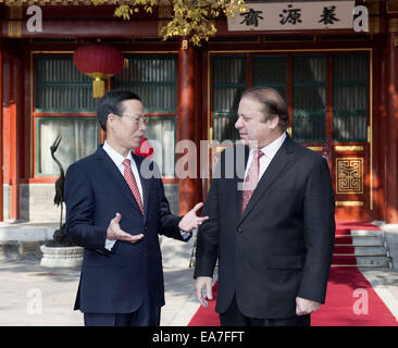 Beijing, Chine. Nov 8, 2014. Le vice-Premier ministre chinois Zhang Jaili (L) se réunit avec le Premier Ministre pakistanais Nawaz Sharif à Beijing, capitale de Chine, le 8 novembre 2014. Credit : Huang Jingwen/Xinhua/Alamy Live News Banque D'Images