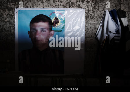 Portrait d'un combattant kurde qui lutte dans GPJ Kobani, à l'intérieur d'une usine abandonnée qui est utilisé comme un camp de réfugiés à Suruc Banque D'Images