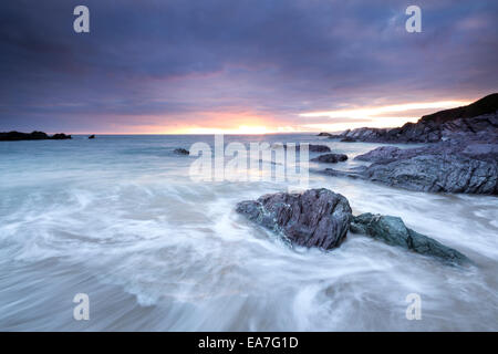 Coucher de soleil sur Sharrow Whitsand Bay Plage Cornwall UK Banque D'Images