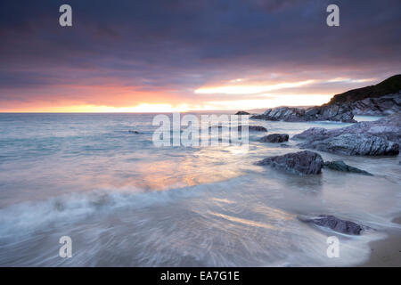 Coucher de soleil sur Sharrow Whitsand Bay Plage Cornwall UK Banque D'Images