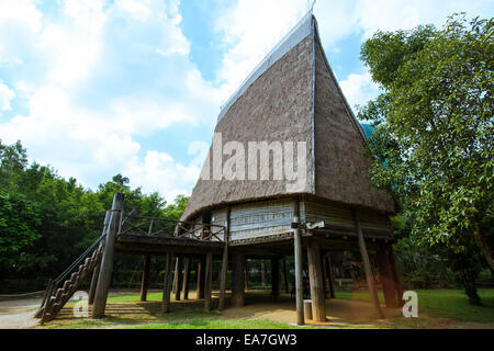 Bâtiment de chaume au Musée d'ethnologie à Hanoi, Vietnam Banque D'Images