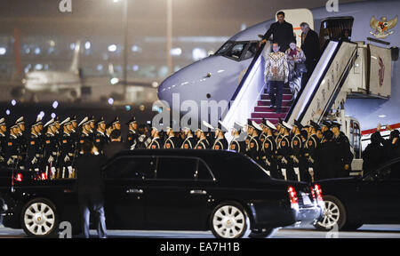 Beijing, Chine. Nov 8, 2014. Le Président indonésien Joko Widodo arrvies à Beijing pour assister à la 22e de coopération économique Asie-Pacifique (APEC) Réunion des dirigeants, le 8 novembre, 2014. Credit : Qi Heng/Xinhua/Alamy Live News Banque D'Images