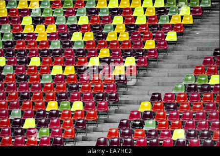 Avec détail de couleur vide sports arena tribune sur un stade de football Banque D'Images