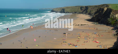 Le kite surf vue panoramique Baie de Watergate Restormel Newquay Cornwall England UK Sud Ouest Banque D'Images