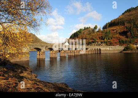 Garreg Réservoir Ddu en automne Elan Valey Rhayader Powys Pays de Galles Cymru UK GO Banque D'Images