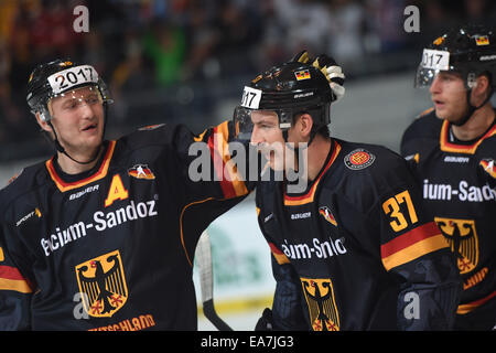 Munich, Allemagne. 07Th Nov, 2014. L'Allemagne Frank Hoerdler (L) et le gardien de but Patrick Reimer (C) célèbre son deuxième but durant le match de la coupe d'Allemagne de hockey sur glace entre l'Allemagne et la Suisse à l'Olympia Patinoire à Munich, Allemagne, 07 novembre 2014. Photo : Andreas GEBERT/dpa/Alamy Live News Banque D'Images