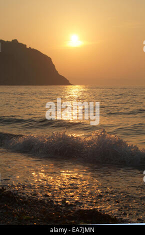 Lever du soleil sur la baie de St Austell de Charlestown Beach St Austell Restormel Milieu du sud-ouest de l'Angleterre Cornwall UK Banque D'Images