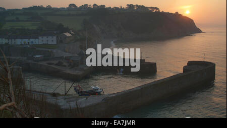 Lever du soleil sur la baie de St Austell au-dessus de port de Charlestown St Austell Restormel Milieu du sud-ouest de l'Angleterre Cornwall UK Banque D'Images