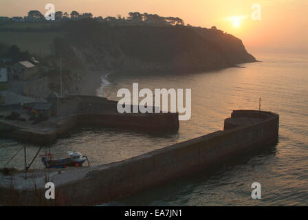 Lever du soleil sur la baie de St Austell au-dessus de port de Charlestown St Austell Restormel Milieu du sud-ouest de l'Angleterre Cornwall UK Banque D'Images