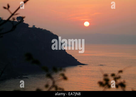 Lever du soleil sur la baie de St Austell au-dessus de port de Charlestown St Austell Restormel Milieu du sud-ouest de l'Angleterre Cornwall UK Banque D'Images