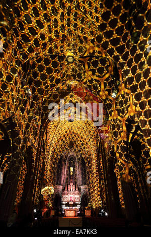 Eindhoven, Pays-Bas. Nov 7, 2014. Casa Magica, à l'intérieur de l'Augustijnenkerk, l'une des installations du festival éclat de lumière à Eindhoven, aux Pays-Bas. La neuvième édition de Glow se déroule du 08 au 15 novembre 2014 et le thème est "la ville en mouvement". Crédit : Stuart Forster/Alamy Live News Banque D'Images