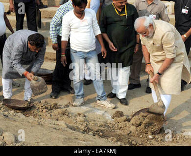 Varanasi, Inde. Nov 8, 2014. Le Premier Ministre indien Narendra Modi (1e R) participe à un événement de nettoyage dans le cadre d'Swachhta Abhiyan, également connu comme l'Inde, l'opération de nettoyage à Assi Ghat, à Varanasi, Uttar Pradesh, Inde, Novembre 8, 2014. Credit : Stringer/Xinhua/Alamy Live News Banque D'Images