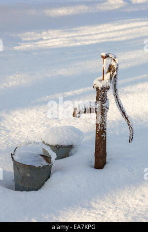 Pompe à eau dans le jardin de neige Banque D'Images