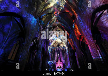 Eindhoven, Pays-Bas. Nov 7, 2014. Casa Magica, à l'intérieur de l'Augustijnenkerk, l'une des installations du festival éclat de lumière à Eindhoven, aux Pays-Bas. La neuvième édition de Glow se déroule du 08 au 15 novembre 2014 et le thème est "la ville en mouvement". Crédit : Stuart Forster/Alamy Live News Banque D'Images