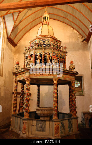 L'église de Lampaul-Guimiliau fermer cloître (Breton : Lambaol-Gwimilio) Département de la France Banque D'Images