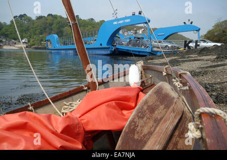 La nouvelle peinture bleu clair verso 7e King Ferry Harry le début de ses opérations, de l'autre côté de la rivière Fal entre Philleigh sur le Roseland Banque D'Images