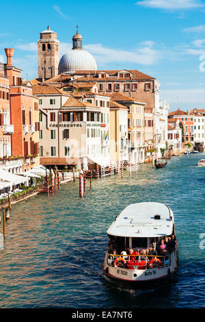 Venise, Italie - 26 octobre 2014 : l'église San Geremia et vaporetto ACTV sur Grand Canal. Venise, Italie Banque D'Images