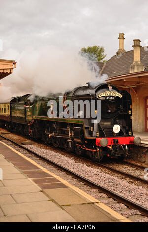 West Country Class pacific No 34046 Braunton qui traverse la gare de Bradford sur Avon avec le Weymouth Seaside Express. 24th août 2014. Banque D'Images