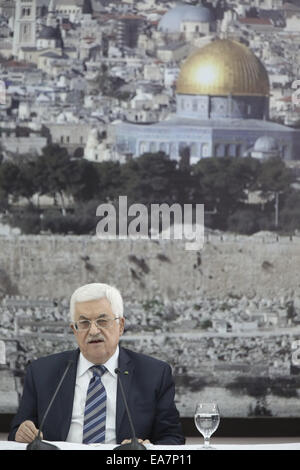 Ramallah. Nov 8, 2014. Le président palestinien Mahmoud Abbas participe à une réunion dans la ville de Ramallah, en Cisjordanie, le 8 novembre 2014. Credit : Fadi Arouri/Xinhua/Alamy Live News Banque D'Images