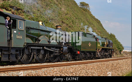 West Country Class pacific No 34046 Braunand GWR Castle Class No 5029 Nunney Castle transport de l'Atlantic Coast Express. 8th septembre 2014. Banque D'Images