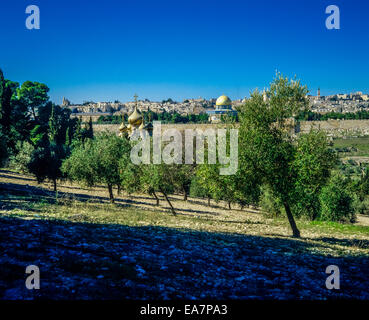 Mont des oliviers, gratte-ciel de la vieille ville, remparts de la ville, Dôme du Rocher, Église Sainte Marie de Magdalena coupoles dorées, Jérusalem, Israël, Moyen-Orient Banque D'Images