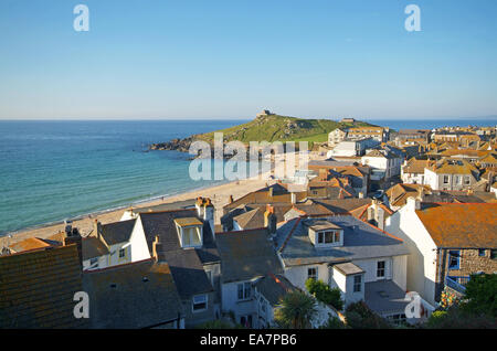 Avis de Porthmeor Beach & St Ives Tête ou l'île à marée haute au-dessus des toits de St Ives Cornwall West Penwith sud-ouest de l'Engl Banque D'Images