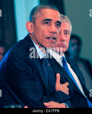 Washington, DC, aux Etats-Unis. Nov 7, 2014. Le président des États-Unis Barack Obama rencontre son cabinet dans la salle du Cabinet de la Maison Blanche à Washington, DC le vendredi 7 novembre 2014. Le secrétaire à la défense Chuck Hagel est à droite. Crédit : Dennis Brack/Piscine via CNP - PAS DE SERVICE DE FIL - Crédit photo : dpa alliance/Alamy Live News Banque D'Images