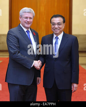 Beijing, Chine. Nov 8, 2014. Le Premier ministre chinois Li Keqiang (R) s'entretient avec le premier ministre canadien Stephen Harper à Beijing, capitale de Chine, le 8 novembre 2014. Credit : Yao Dawei/Xinhua/Alamy Live News Banque D'Images