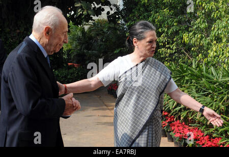 New Delhi. Nov 8, 2014. La Présidente du Parti du Congrès de l'Inde Sonia Gandhi (R) se félicite de l'ancien président israélien Shimon Peres à son arrivée à sa résidence à New Delhi, Inde le 8 novembre 2014. Credit : Partha Sarkar/Xinhua/Alamy Live News Banque D'Images