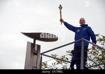 Athènes, Grèce. Nov 8, 2014. Athènes, flamme pour le 32e Marathon d'Athènes à l'Authentique Ville de Marathon le samedi. Nov 8, 2014. George Hirsch, l'un des fondateurs de le Marathon de New York, des lumières l'autel avec la flamme pour le 32e Marathon d'Athènes à l'Authentique Ville de Marathon le samedi, Novembre 8, 2014. La cérémonie a eu lieu en tant que porteur de 35 000 engins jusqu'à prendre part à la classique course de Marathon à Athènes le 9 novembre. Credit : Marios Lolos/Xinhua/Alamy Live News Banque D'Images