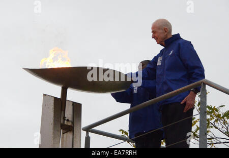 Athènes, Grèce. Nov 8, 2014. Athènes, flamme pour le 32e Marathon d'Athènes à l'Authentique Ville de Marathon le samedi. Nov 8, 2014. George Hirsch (R), l'un des fondateurs de le Marathon de New York, des lumières l'autel avec la flamme pour le 32e Marathon d'Athènes à l'Authentique Ville de Marathon le samedi, Novembre 8, 2014. La cérémonie a eu lieu en tant que porteur de 35 000 engins jusqu'à prendre part à la classique course de Marathon à Athènes le 9 novembre. Credit : Marios Lolos/Xinhua/Alamy Live News Banque D'Images