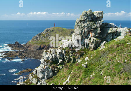 Couple assis sur Carn Gloose rock formation haut au-dessus de la mer à Cap Cornwall Cornwall West Penwith South West England UK Banque D'Images