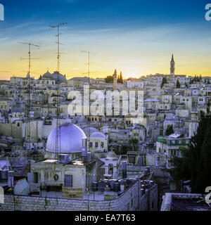 Toits de quartier chrétien de la vieille ville, dans coucher de Jérusalem Israël Banque D'Images