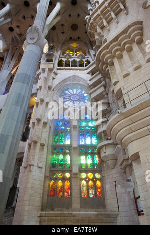 Vitrail dans la Sagrada Familia de Barcelone, Catalogne, Espagne. Banque D'Images